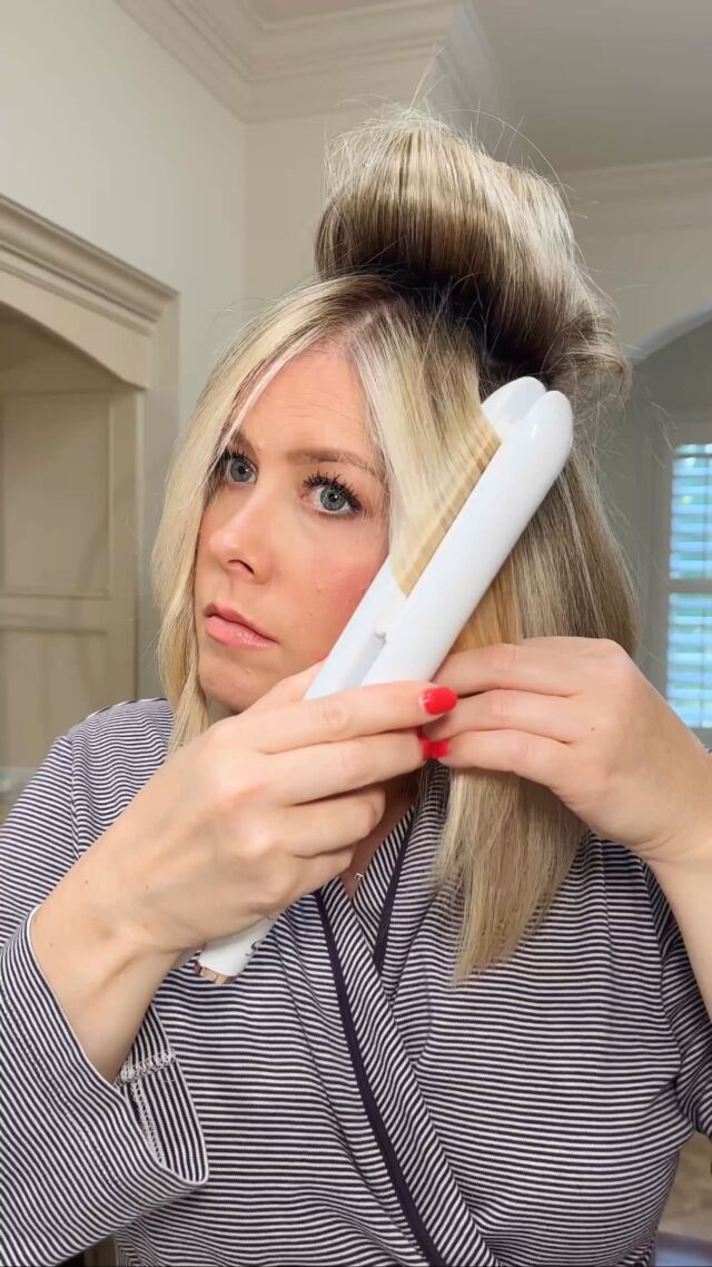 4 hair “Rules” I’m breaking right now 1️⃣ I’m applying K18 in the shower 😬. Listen, I always needed extra conditioning after using that treatment so I’ve found the sweet spot: shampoo, squeeze hair as dry as possible, apply k18, let sit for at least 4 minutes, than add conditioner to your hair, let sit and then rinse as usual. I truly feel that this is helping my hair look and feel healthy. Right now I’m doing a 4 day back to back application and then will space it out to about once ever 2-3 weeks. 2️⃣ I’m not flat ironing my roots unless it needs it or it’s at the crown of my head. I think this contributes to natural fullness through the middle of my hair 👌🏼 Basically, the lower sections are where I’m focusing on ironing the ends only, but the Mohawk/crown section gets root to ends attention because of frizz! 3️⃣ I’m not shampooing twice. Frankly, I never do this. 4️⃣ I’m skipping hair oils on my ends more often then not. Maybe from the K18, I’m finding my ends feel good and strong and I’m not missing the oil! // These things are working for me right now, and they may or may not work for you, but I hope your takeaway here is finding ways to care for and style your own hair in a way that feels and looks good!